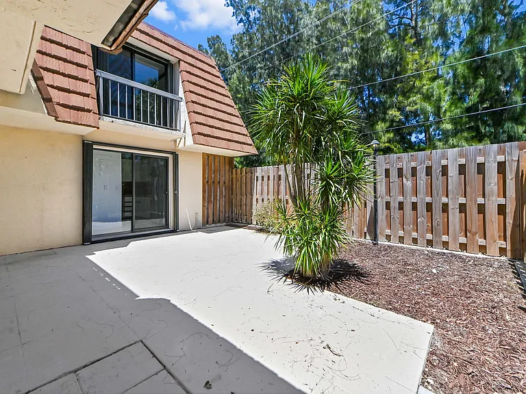 825 Center St #12A — Photo 3