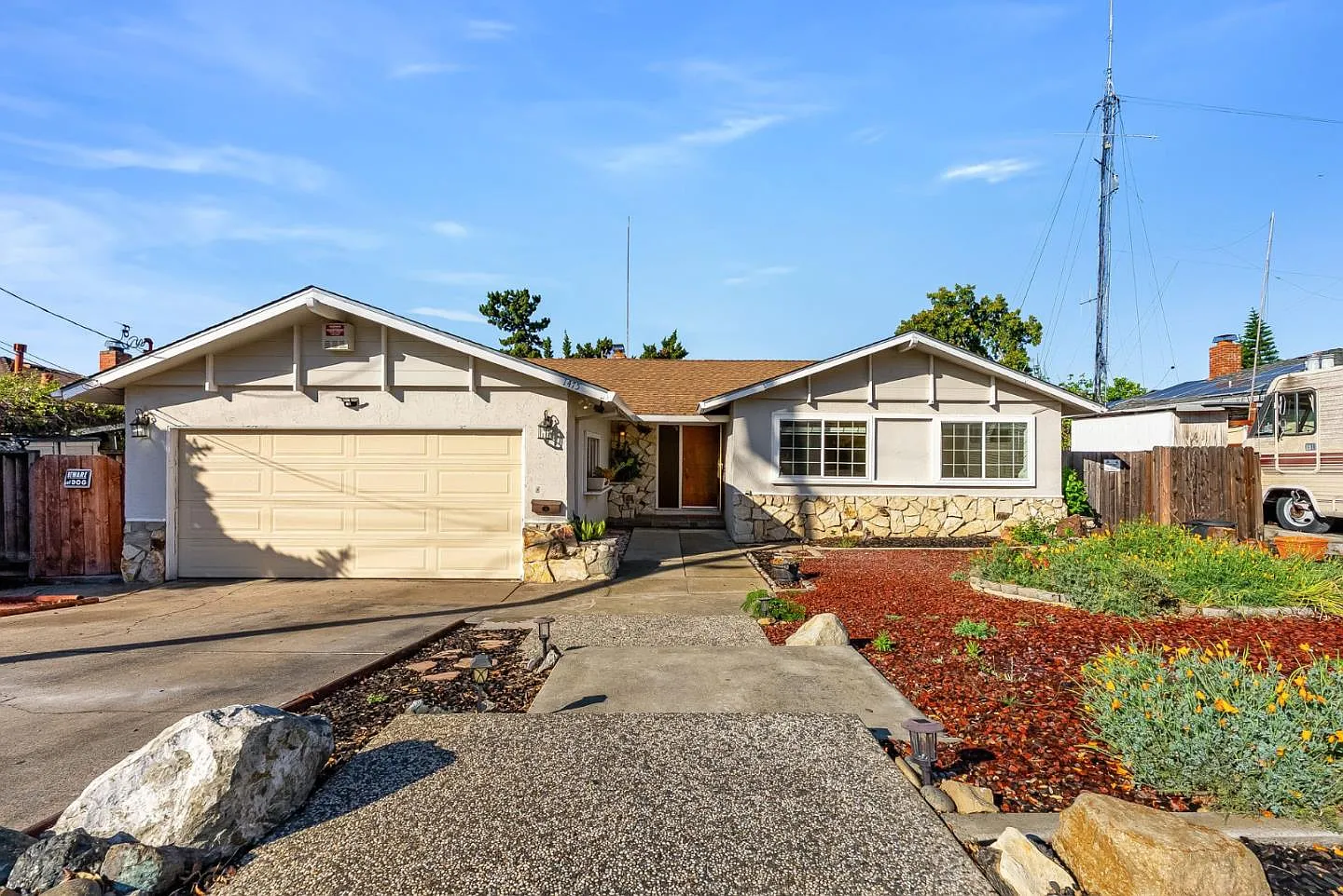 1475 Cliff Dr photo 1
