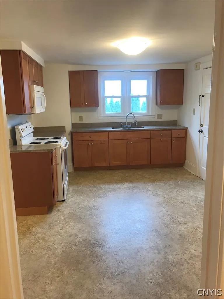 2 bed, 1.0 bath, 5688 sqft, $1,600 — Photo 2