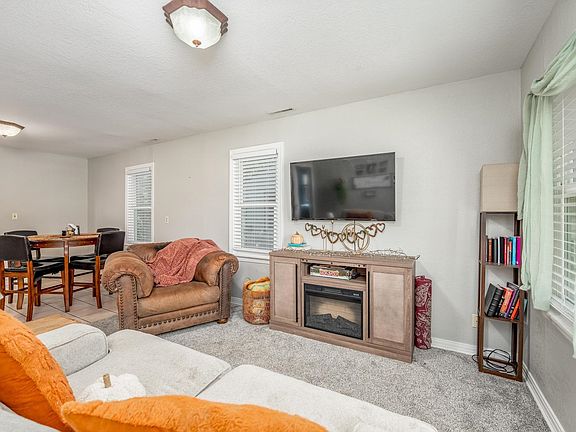 5th image of 739 N Mount Carmel Ave