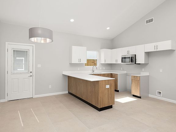 4th image of 704 Oriole Rd #3