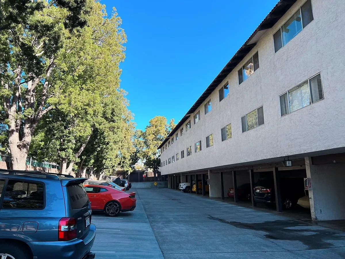 Building Photo - Mission Villa