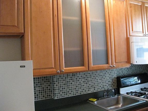 Beautifully maintained 2 bedroom, 1 bath