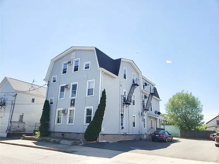 22-24 Lawn Ave #1R — Photo 2