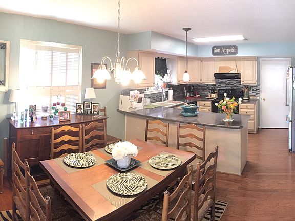 Dining Room & Kitchen