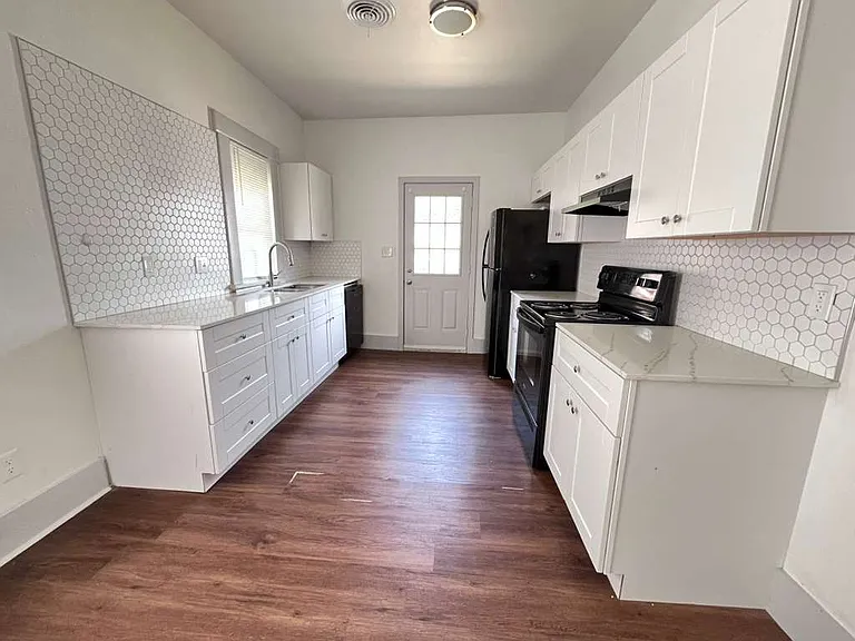 711 NW Columbia Ave — Photo 3