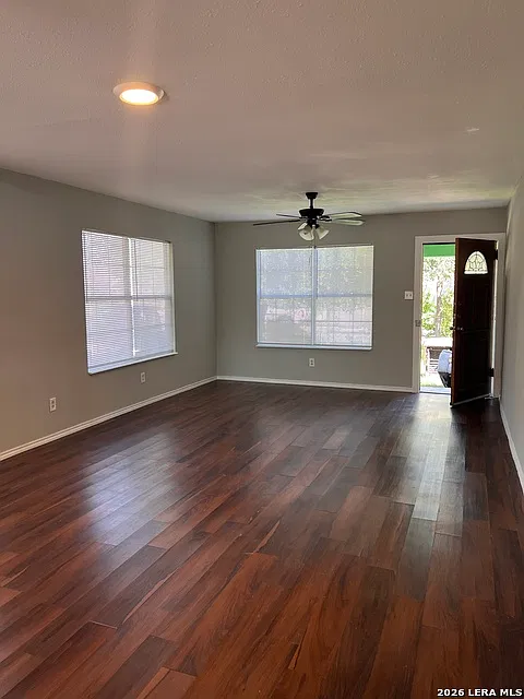 3 bed, 1.0 bath, 1120 sqft, $1,300 — Photo 3