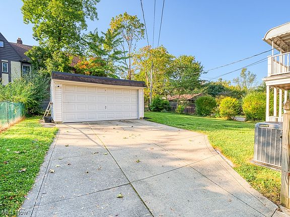 3rd image of 18720 Lomond Blvd
