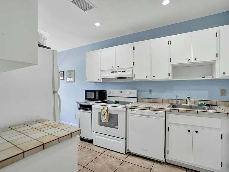 19 Stratford Dr E #F — Photo 3