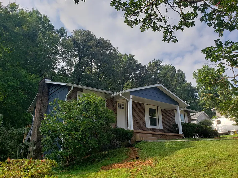 1410 Southfield Dr — Photo 2