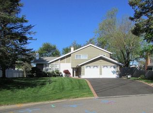 10 Harbour Rd, Babylon, NY 11702