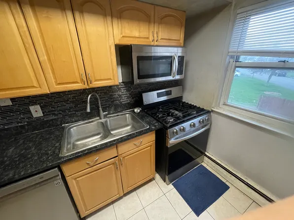 55 Gill Ln, Iselin, NJ