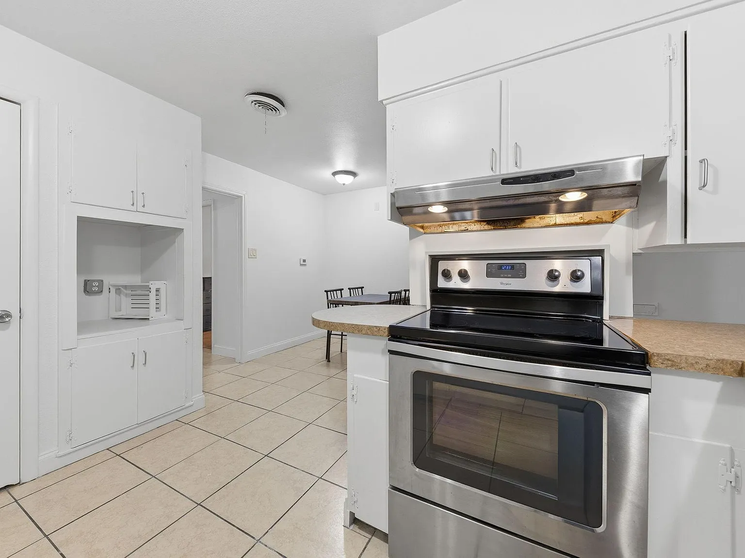 4 bed, 3.0 bath, 1949 sqft, $815 — Photo 3