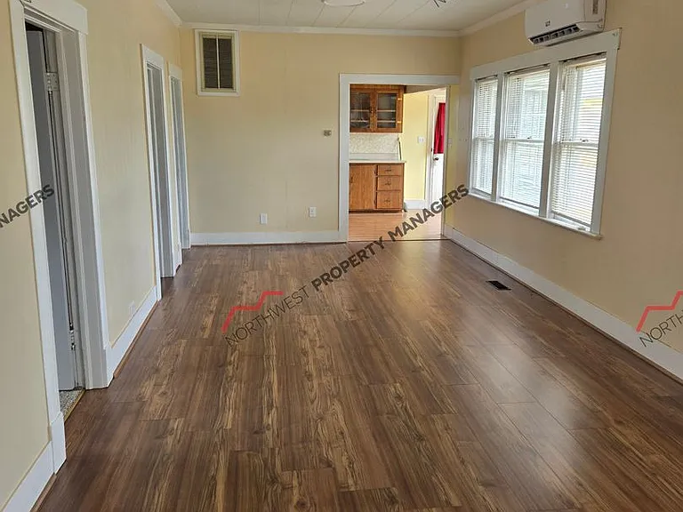 927 Marion St — Photo 4