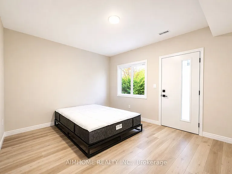 15 Waddington Cres #2 — Photo 8