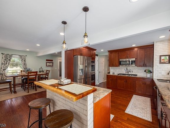 4th image of 10 Dixon Rd