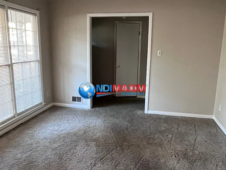 2082 Windsor Ln — Photo 7