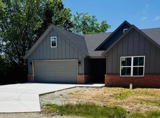 102 Zachary Dr, Grove, OK 74344