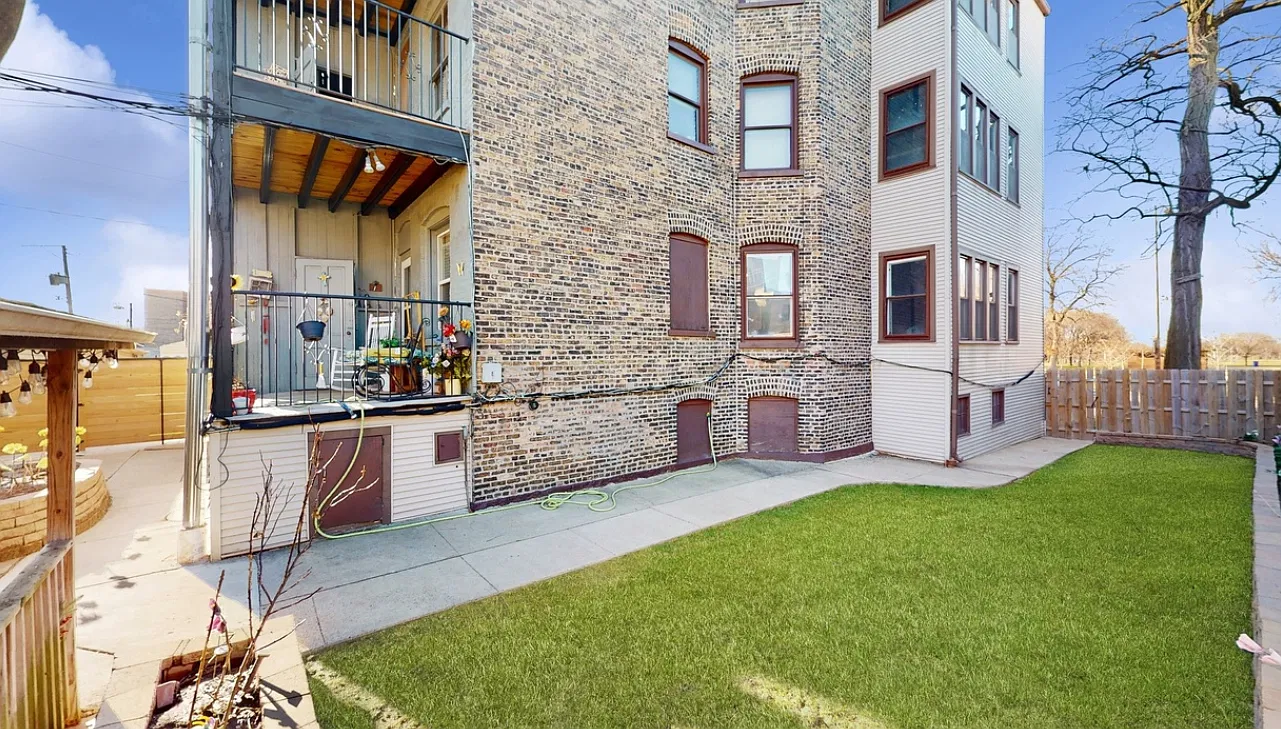 3121 W Augusta Blvd — Photo 1