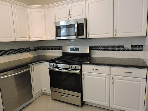 5th image of 559 Leonard St NE