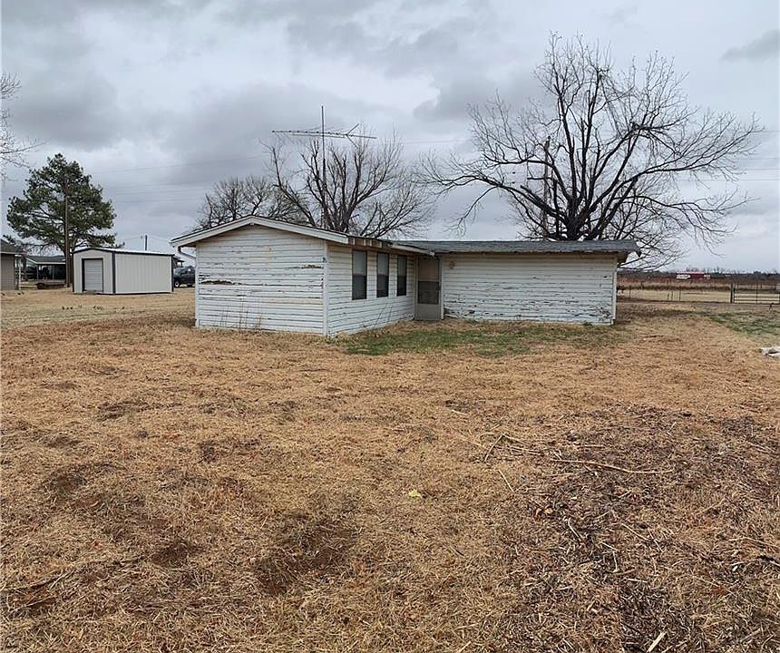 2nd image of 305 Meadowlark Ln