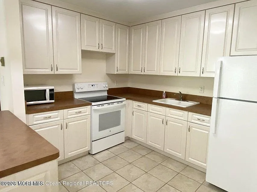 2 bed, 1014 sqft, $1,975 — Photo 3