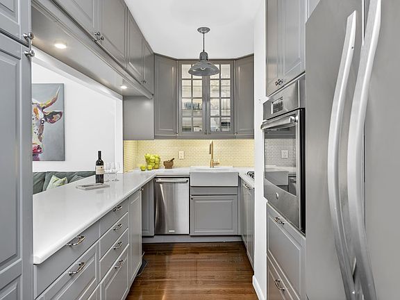 5th image of 201 W 74th St APT 8F