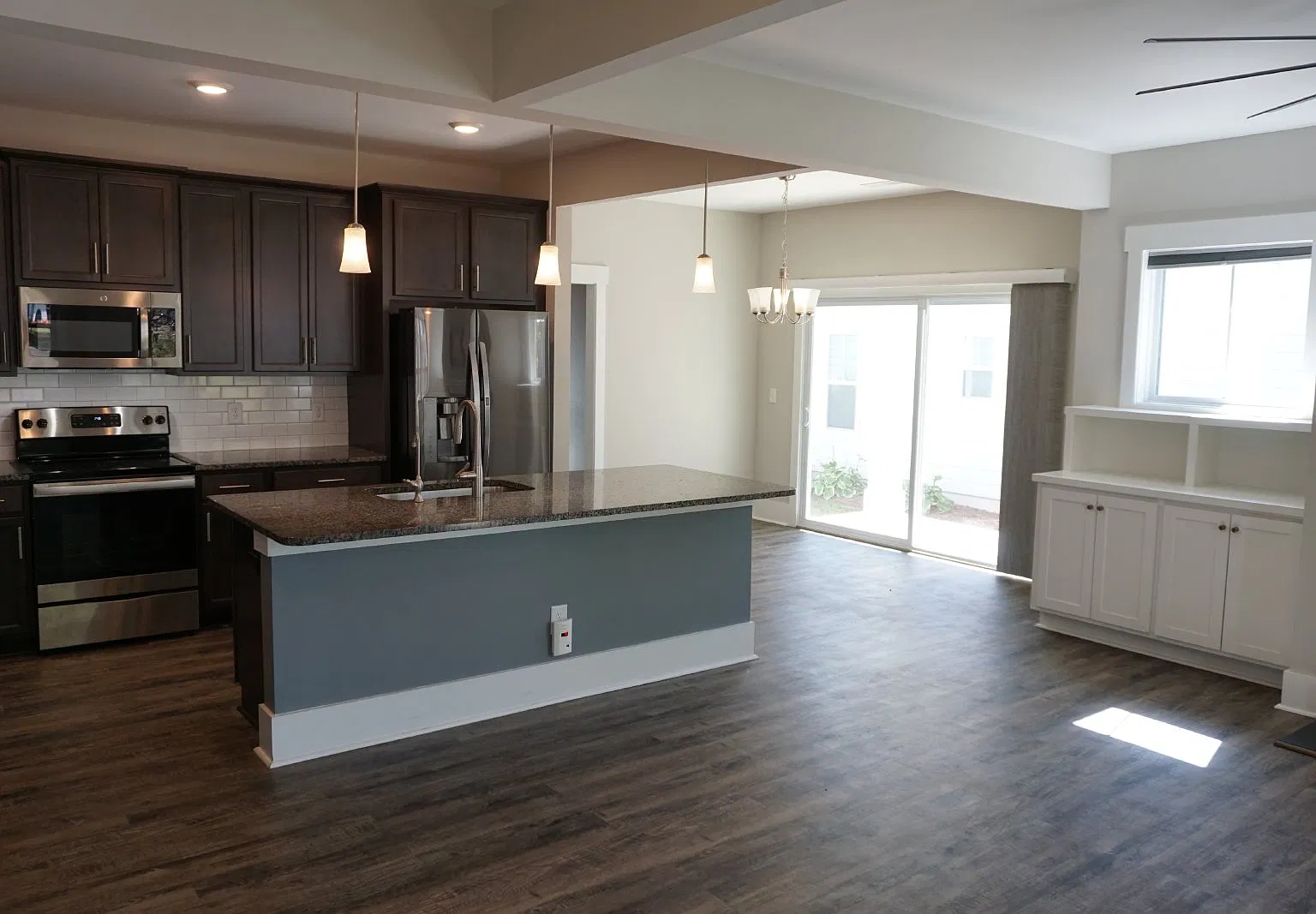4 bed, 3.5 bath, 2590 sqft, $3,200 — Photo 4