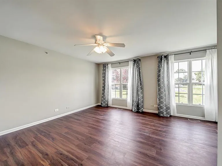 5S530 Scots Dr #18F — Photo 9