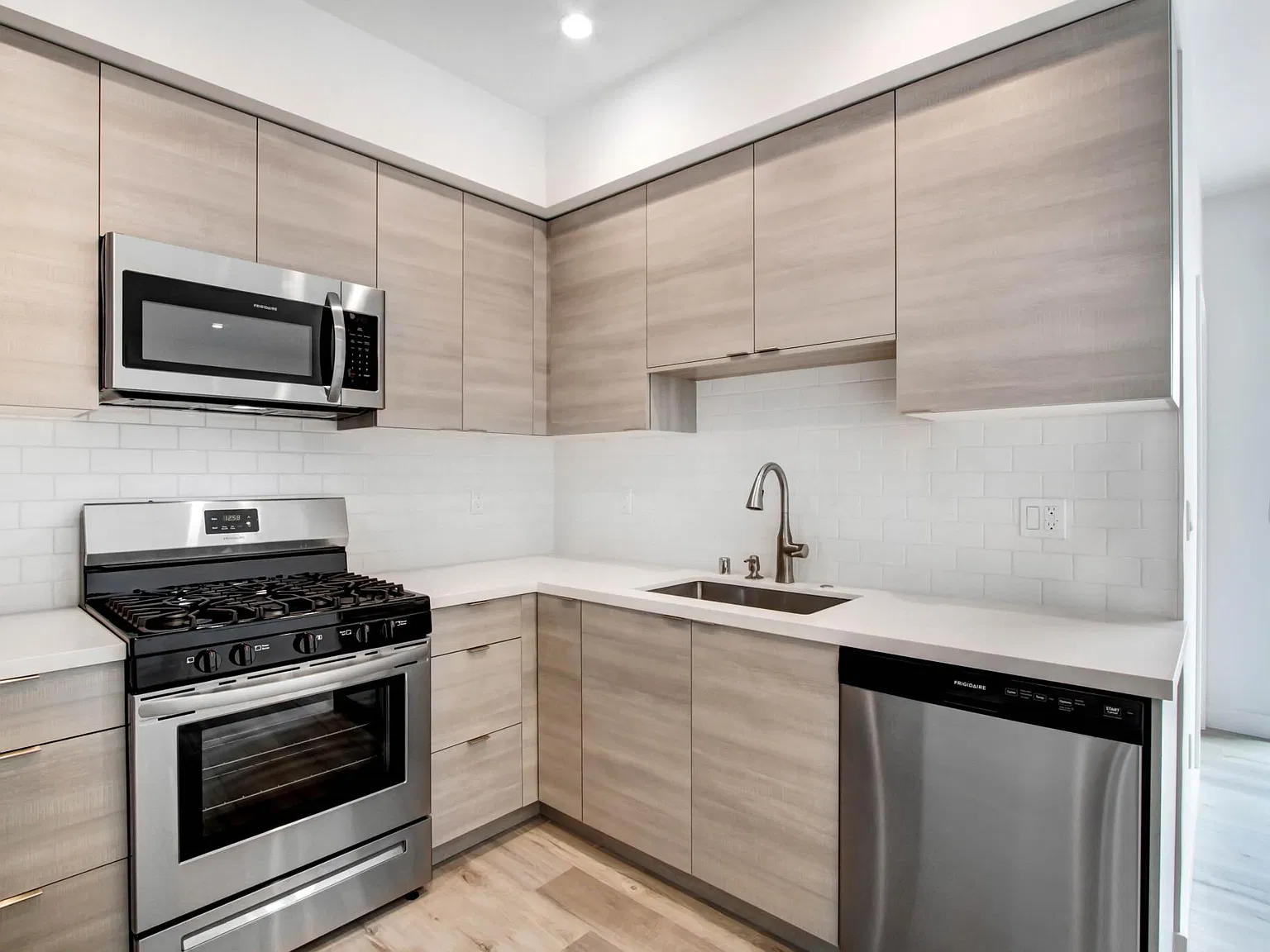 3 bed, 1059 sqft, $3,790 — Photo 4