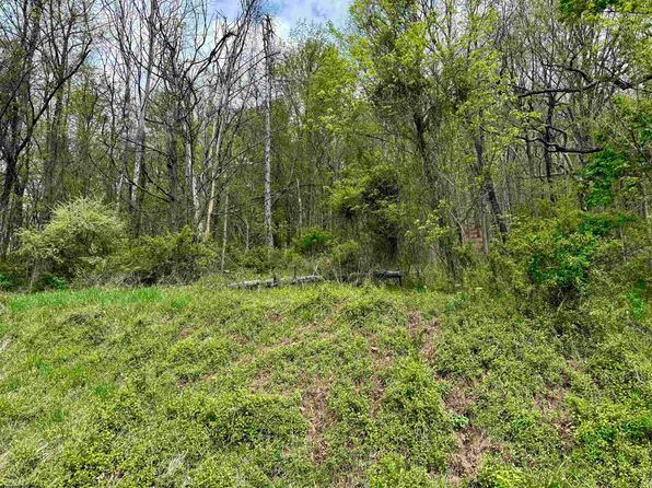 Highland Ave, Mannington, WV 26582
