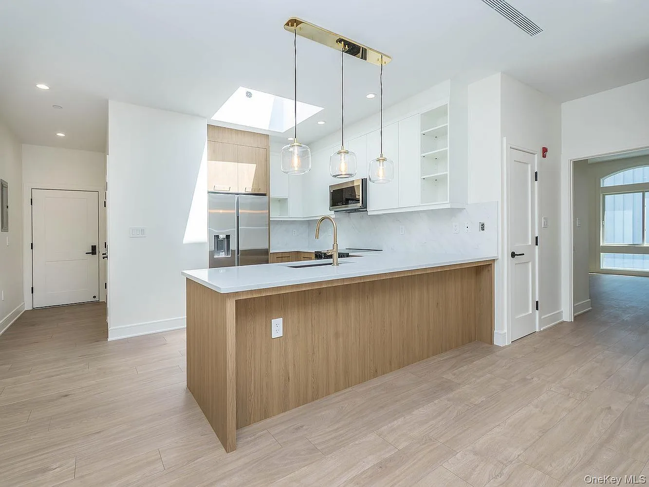 2 bed, 2.0 bath, 1000 sqft, $5,700 — Photo 2