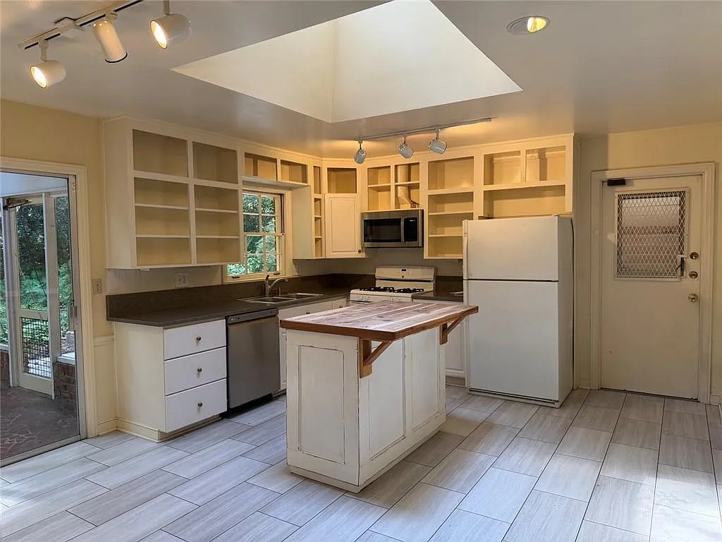 3 bed, 3.0 bath, 2052 sqft, $3,650 — Photo 2