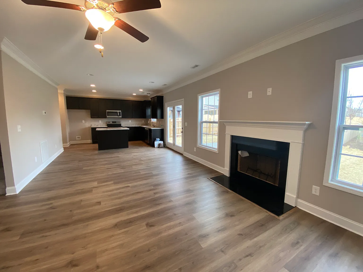 3 bed, 2.5 bath, 1800 sqft, $2,599 — Photo 2