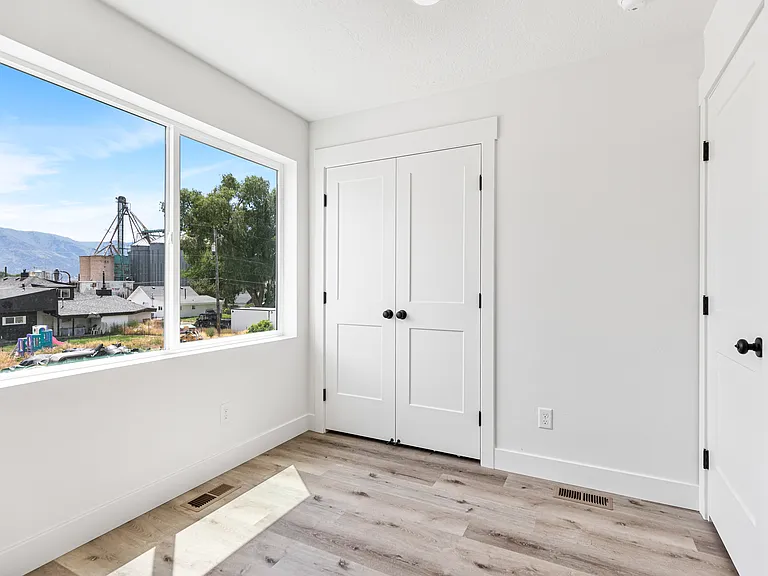 172 N 400 W #8 — Photo 16
