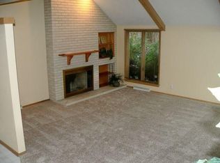 27 Stonewood Ct, Wind Point, WI 53402