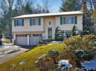 109 Tangleview Dr, White Oak, PA