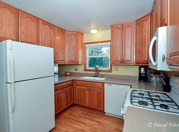 5th image of 853 Pleasant St