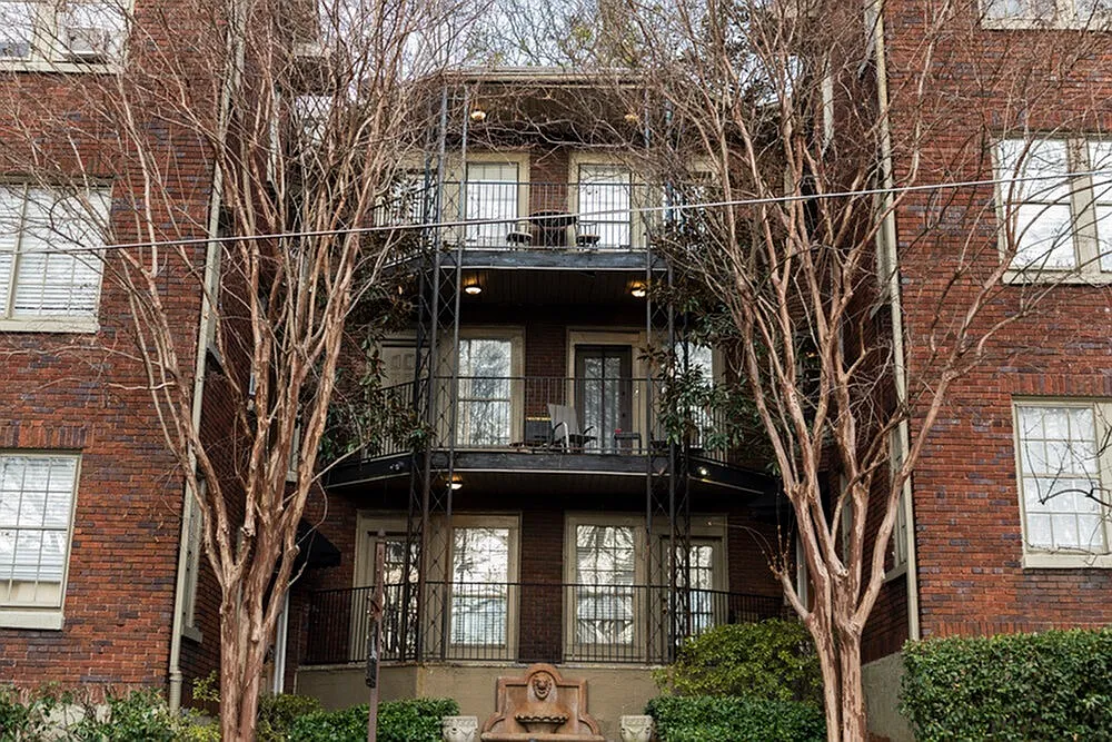 The Blackstone and Petite Maison Apartments — Photo 2