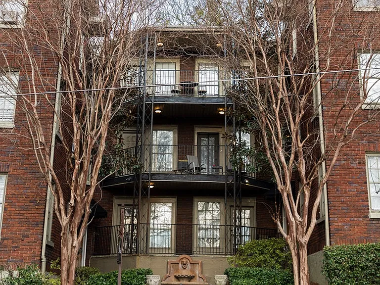 The Blackstone and Petite Maison Apartments — Photo 2