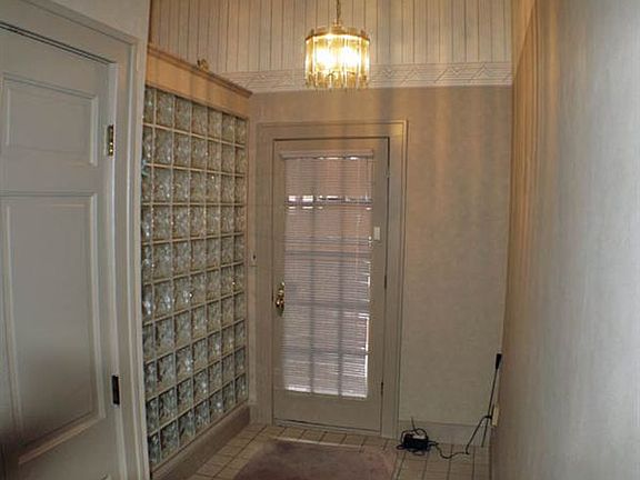 77 Foyer
