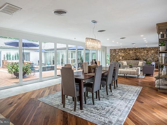 3rd image of 1121 Winding Dr