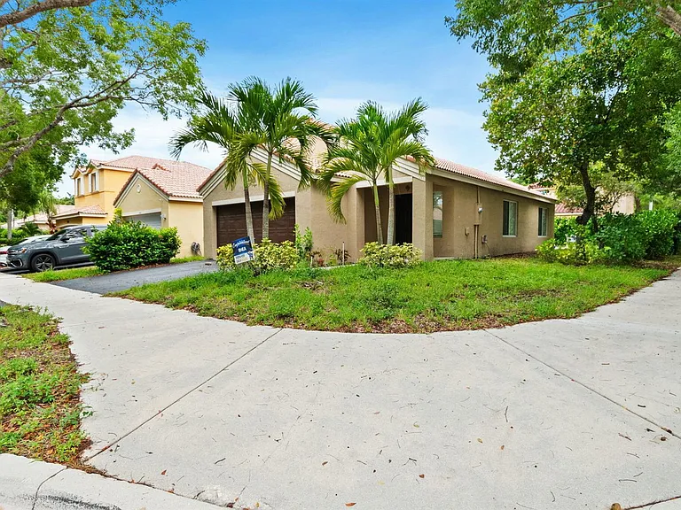 4498 Dogwood Cir — Photo 3