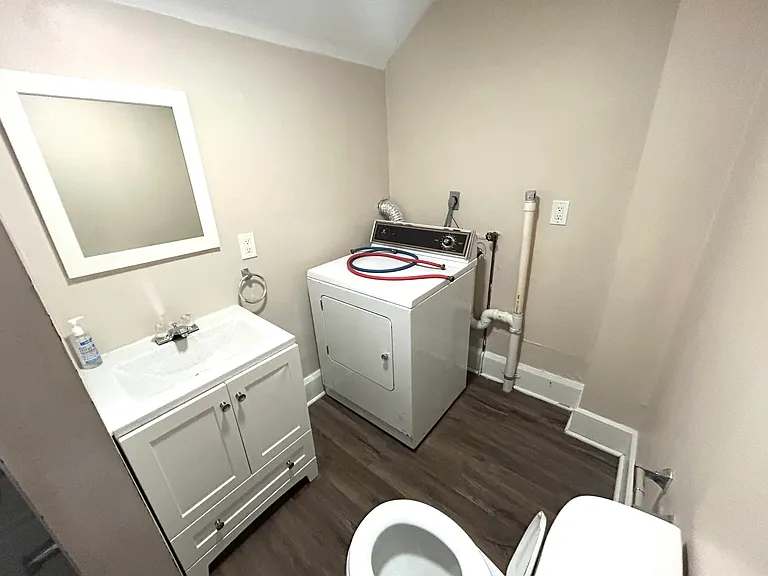 843 Bond St #UP — Photo 11