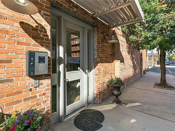 2nd image of 1071 Tchoupitoulas St