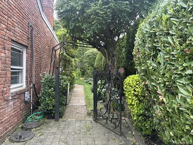 4 bed, 2.5 bath, 2152 sqft, $7,500 — Photo 2