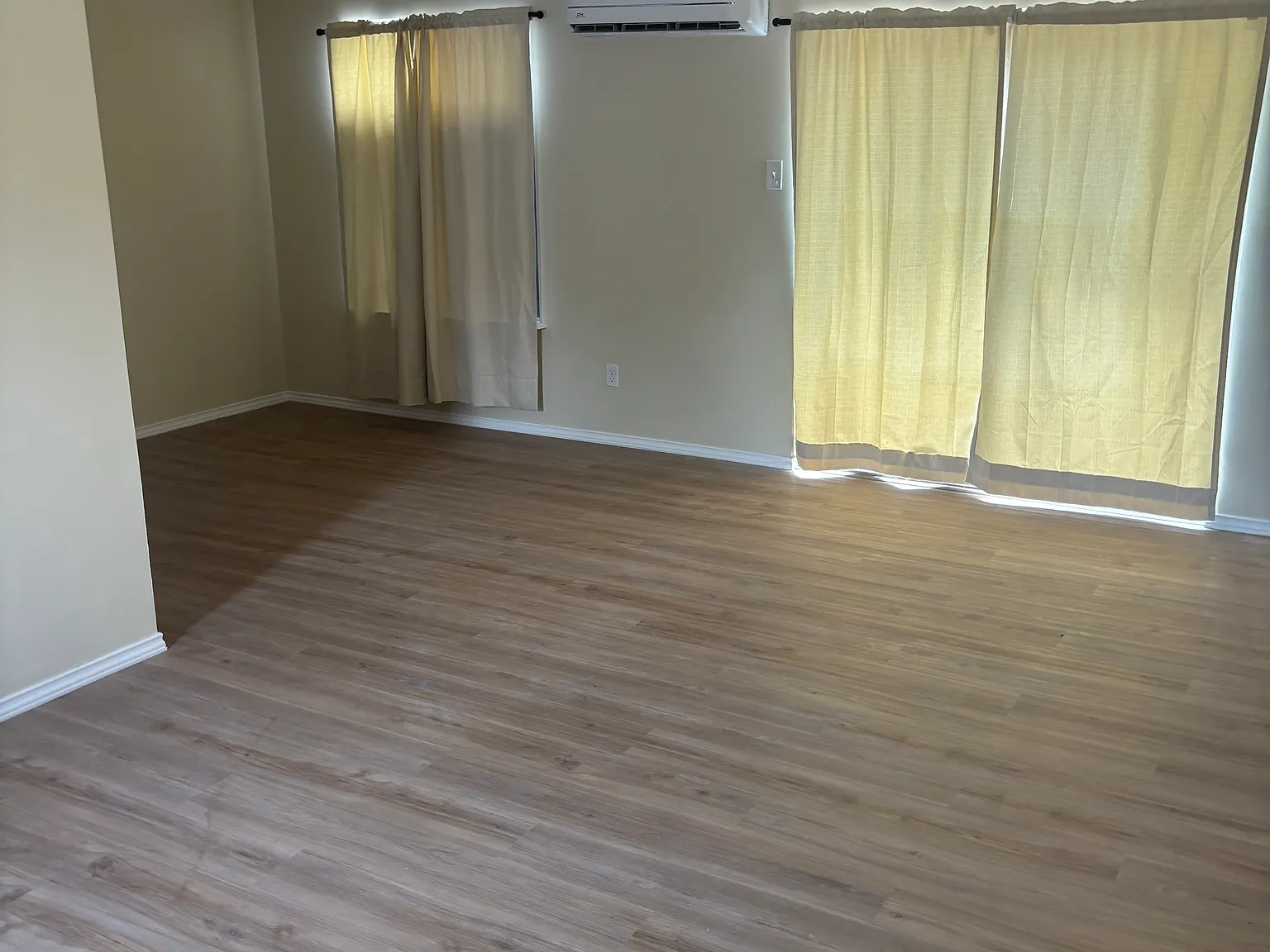 4 bed, 1.5 bath, 1300 sqft, $2,100 — Photo 2