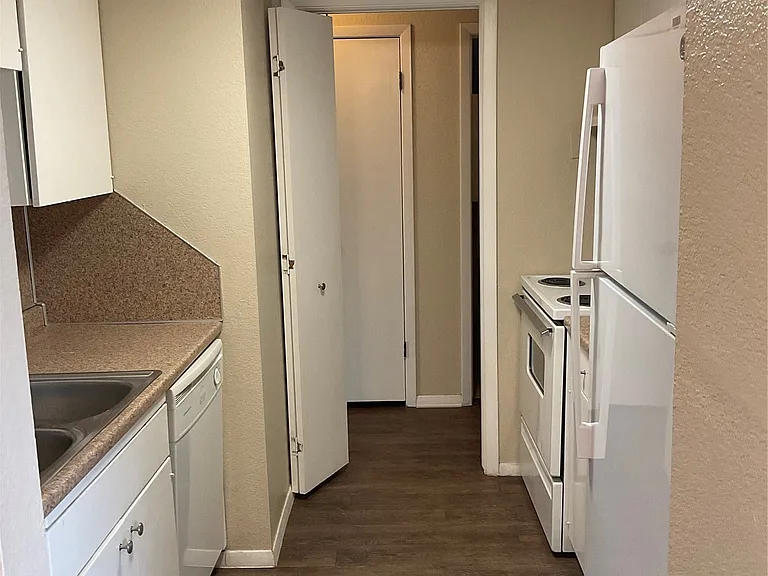 3230 S Lakewood Ave — Photo 6