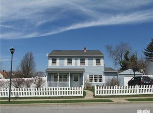 1 Grey Ln, Levittown, NY 11756