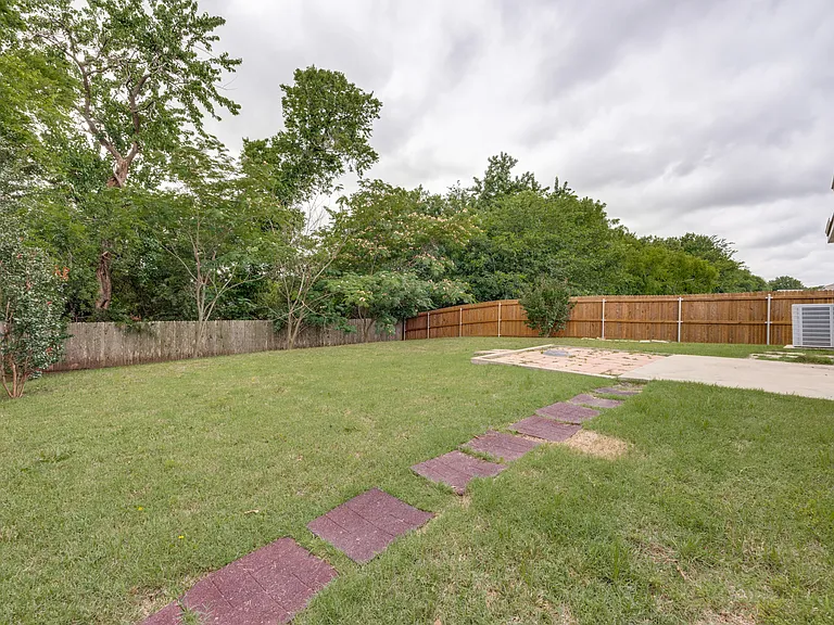 1601 Elm St — Photo 22